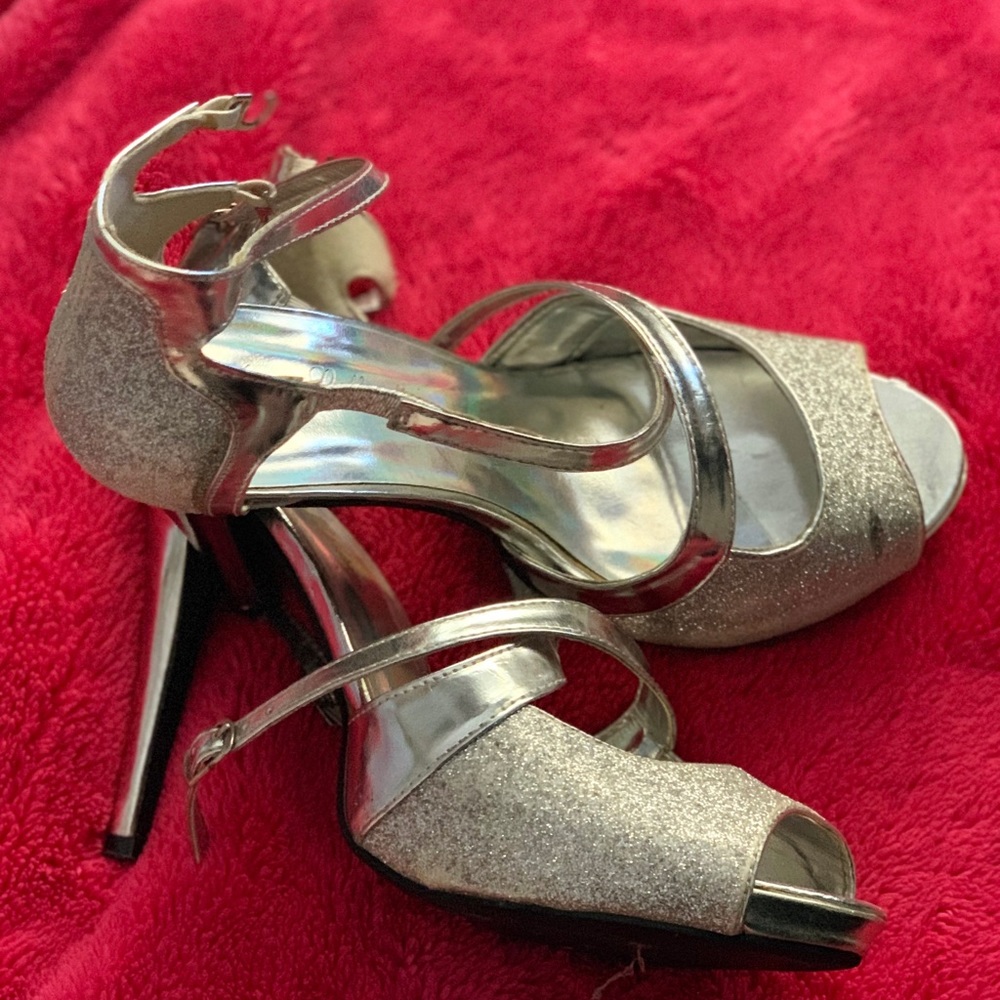 Size 8 glittery Silver heels